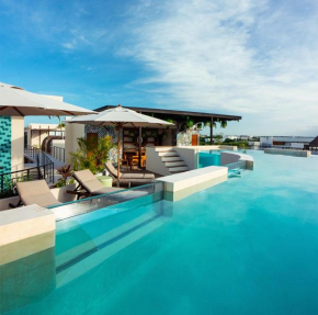 Downtown Penthouse with Private Pool, Rooftop Pool and Gym, short distance from Beaches, Restaurants & Nightlife